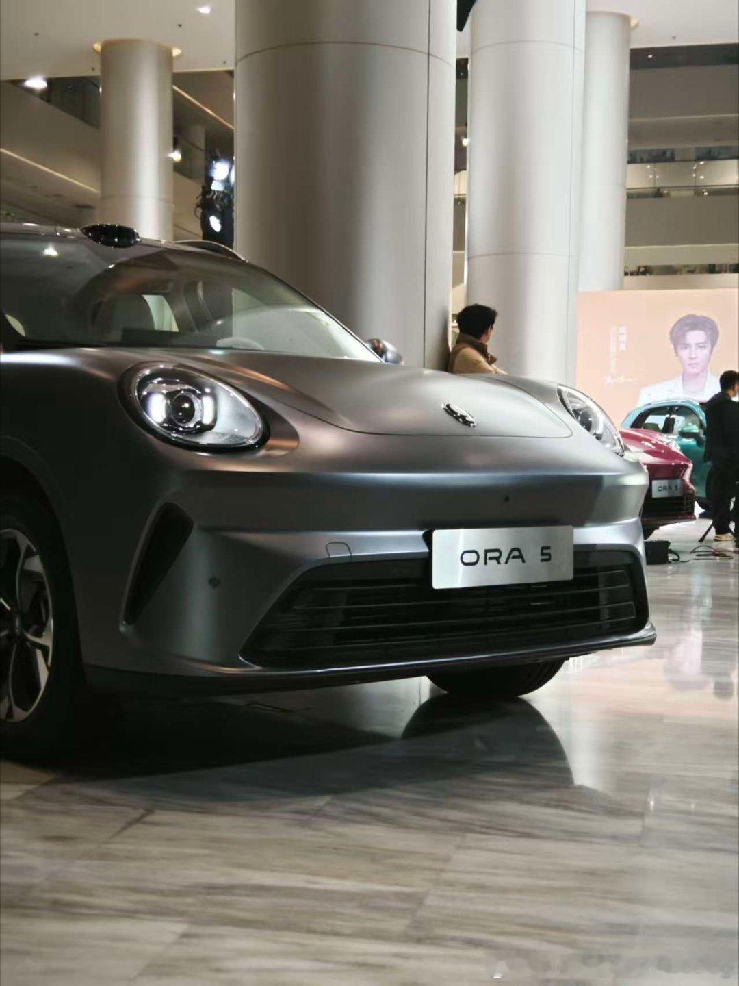 11月12日欧拉5预售发布会，魏建军在活动现场直接化身“追星族”，与当红明星侯明