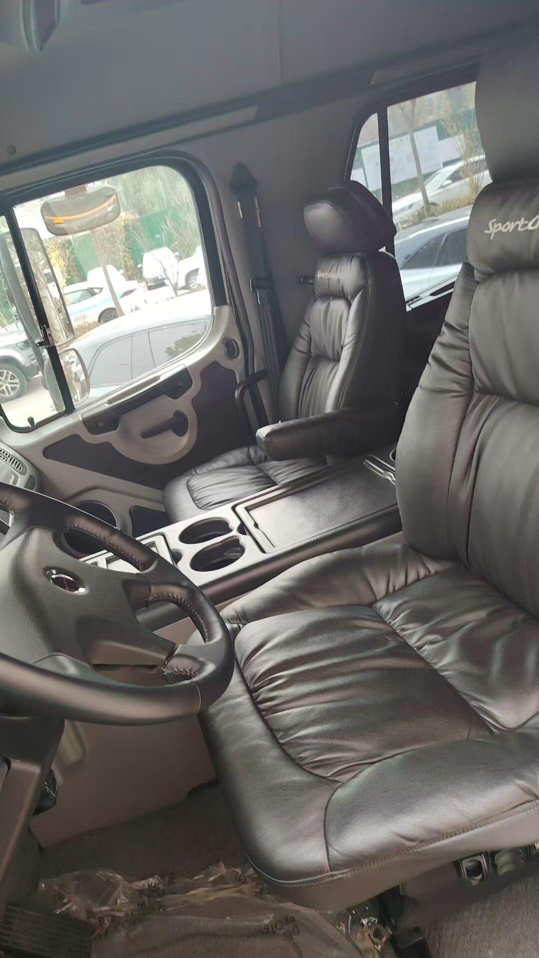 好车分享福莱纳卡车，跟福特F650路数差不多，前边双排驾驶室，后面改了个小方舱