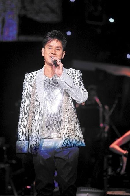 为什么说谭咏麟是一位最接地气的超级明星呢？很多人的理解明星都是天上那么高的，