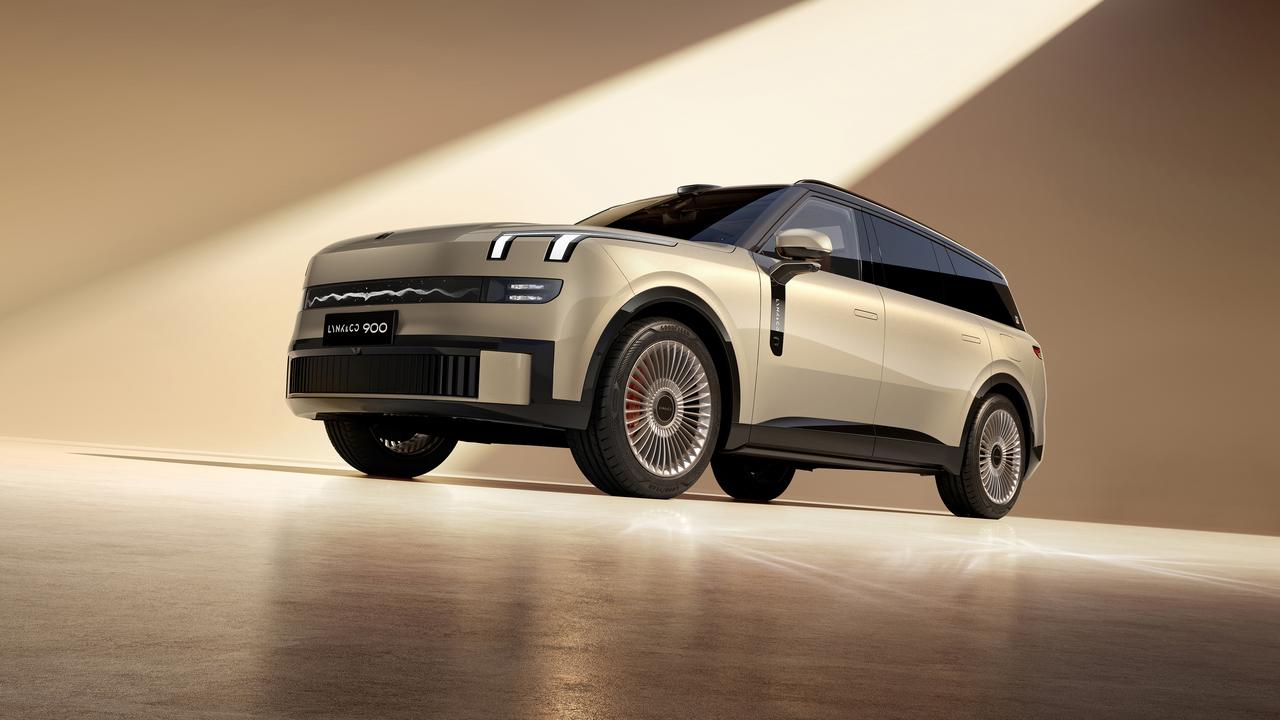 领克900大五座在外观设计上再次展现了品牌的前卫审美，尤其是全新推出的“日冕金”