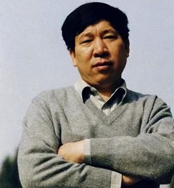 1981年底，提干失败的解放军阎连科办好退伍证后回了老家嵩县。就在火车要开的前几
