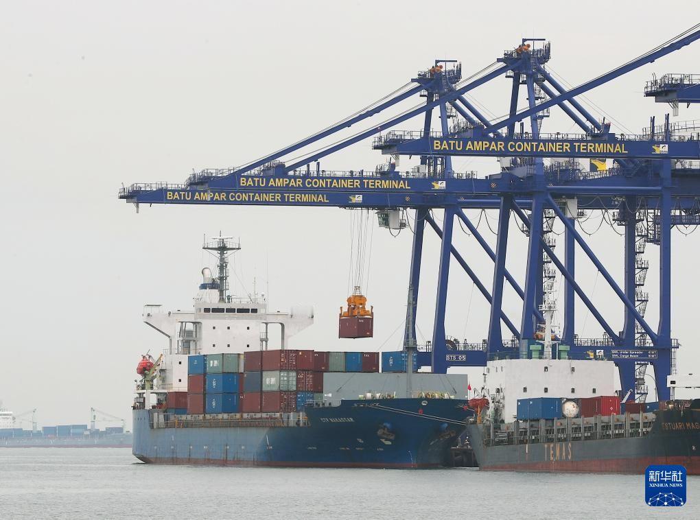 当新加坡外长维文在圆桌会上罕见“拍了桌子”，语气里夹着压不住的焦躁：“中国应该尊