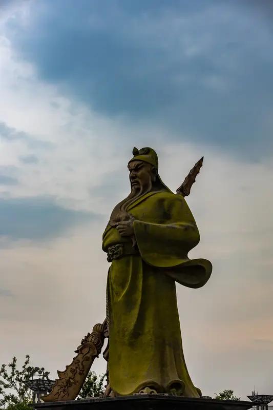 关羽敢独自发动襄樊战役，有几个关键原因。当时刘备刚在汉中之战击败曹操，蜀汉士气正