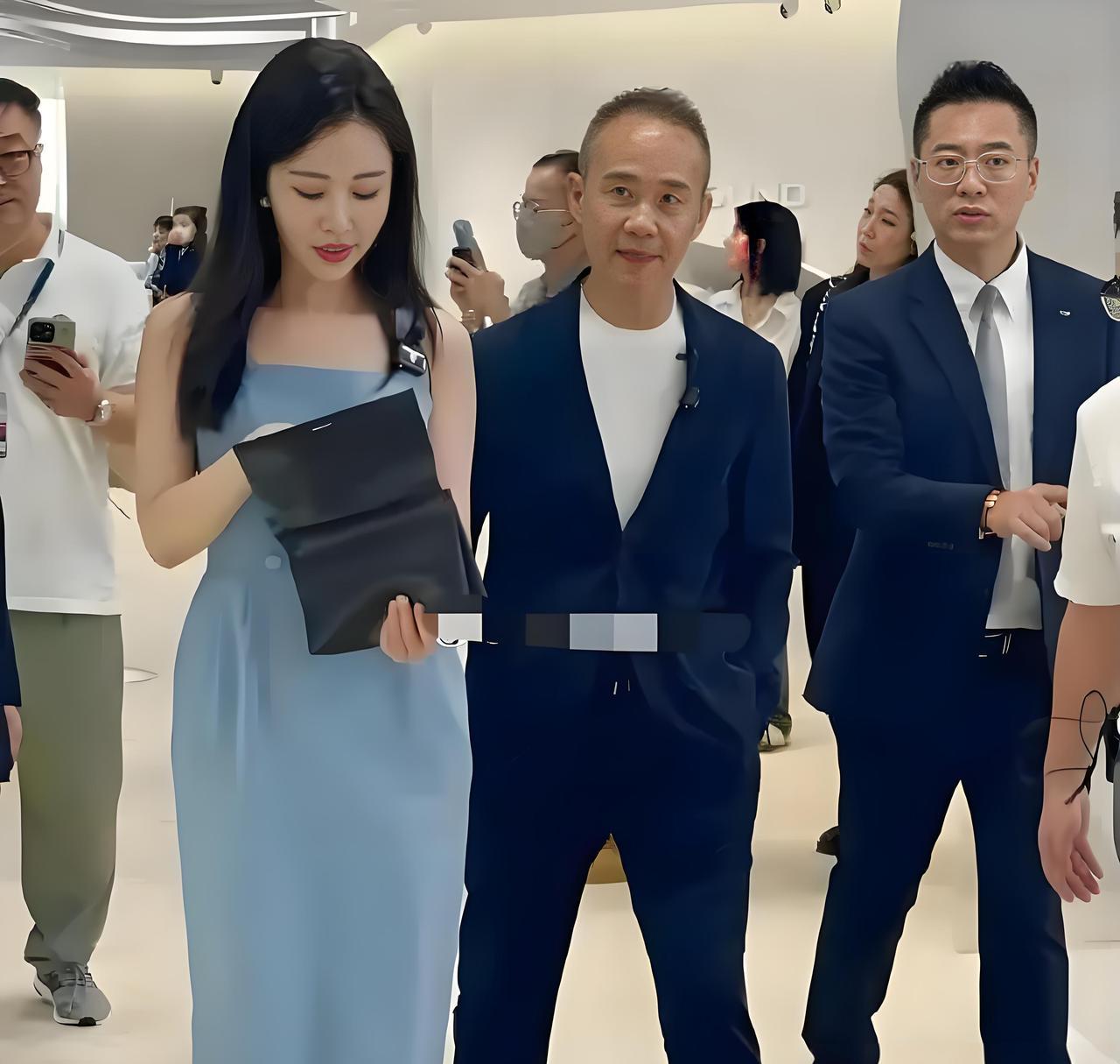 王石从“霸道总裁”变成“田的男人”，这场婚恋的舆论走向已经彻底改写！十年前，她