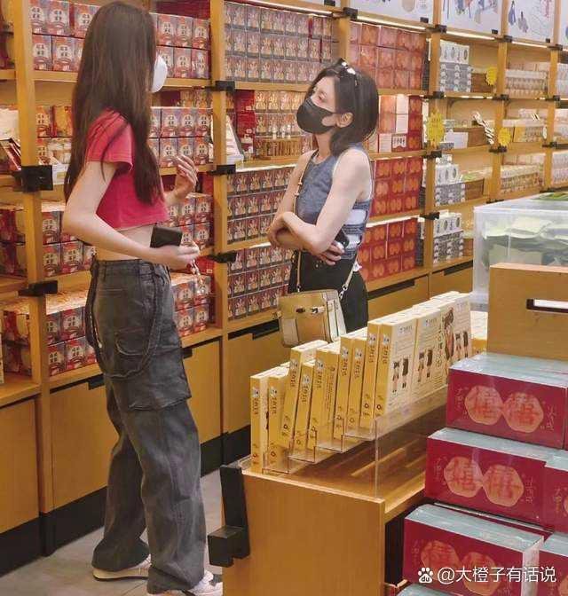 贾静雯逛超市被偶遇，穿露腰背心时髦似少女，50岁看起来就像20岁