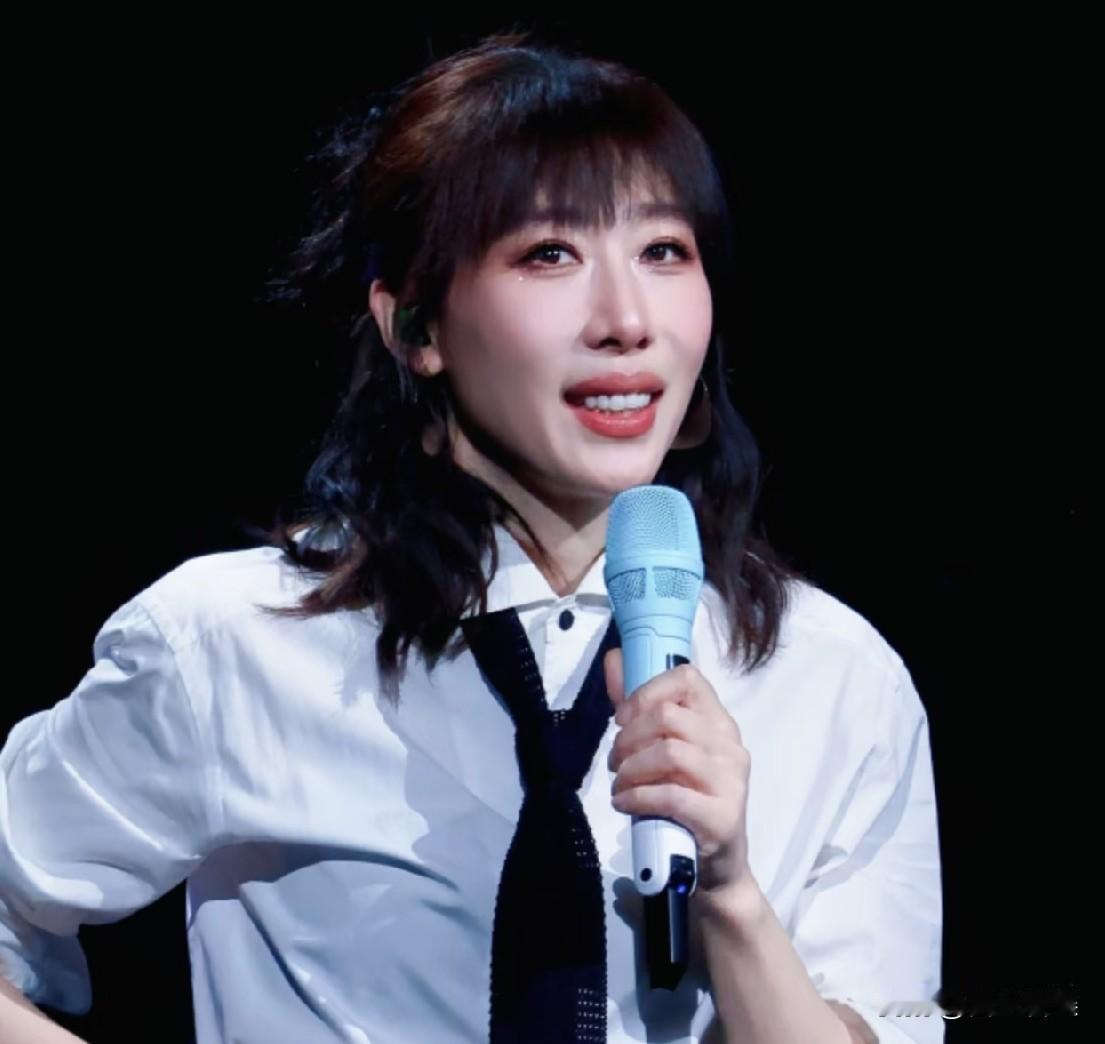 任素汐，发文大赞成都！8月16号凌晨零点多，知名女星任素汐发文大赞成都，她