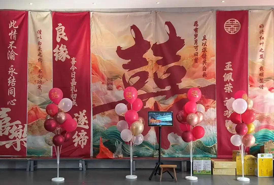 侄女出嫁，婆家掏8万聘礼，娘家反手塞60万现金再配辆30万的新车，酒店灯球闪得