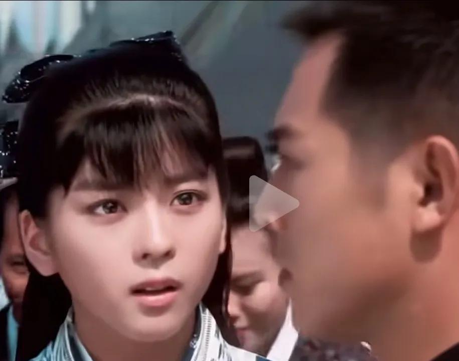 这个眼神委实不怎么清白！其实搞不懂李连杰为何娶利智！都说结婚找爱自己的，而不