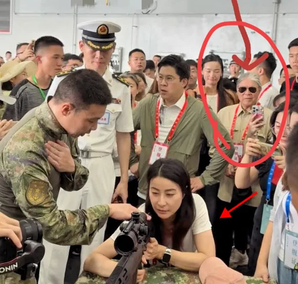霍震霆老爷子太有意思了！别看他戴着大墨镜，一脸的严肃听着讲解！