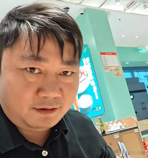 张雪刚回来一天又出差，在机场吃面时说：10年前，我也是在机场吃面，48元一碗，肚