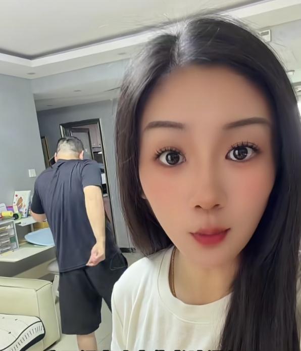 楼上两口子昨天晚上干仗了，结果女子输了。女子咽不下这口气，为了报复老公，她想出了