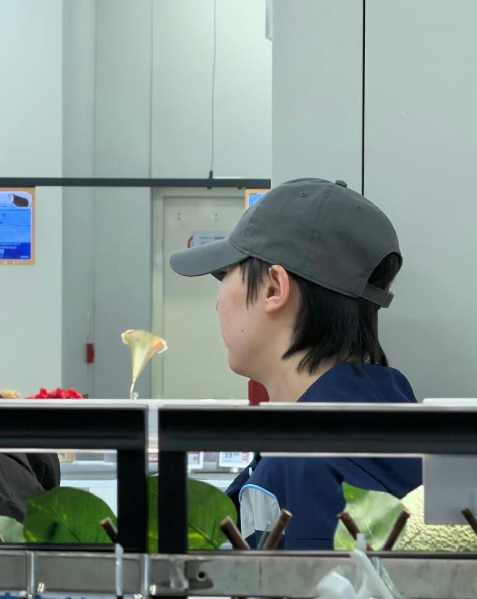 昨天国乒放假，在超市被球迷偶遇的王曼昱。等着徐奕和白思文买榴莲的间隙，球迷上前认