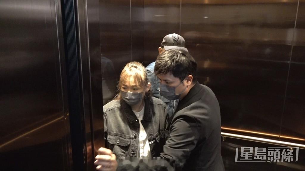 星岛：施明设灵丨李家鼎再度暴瘦与儿子李泳豪、Agnes到场新抱在灵堂外遭阻拦