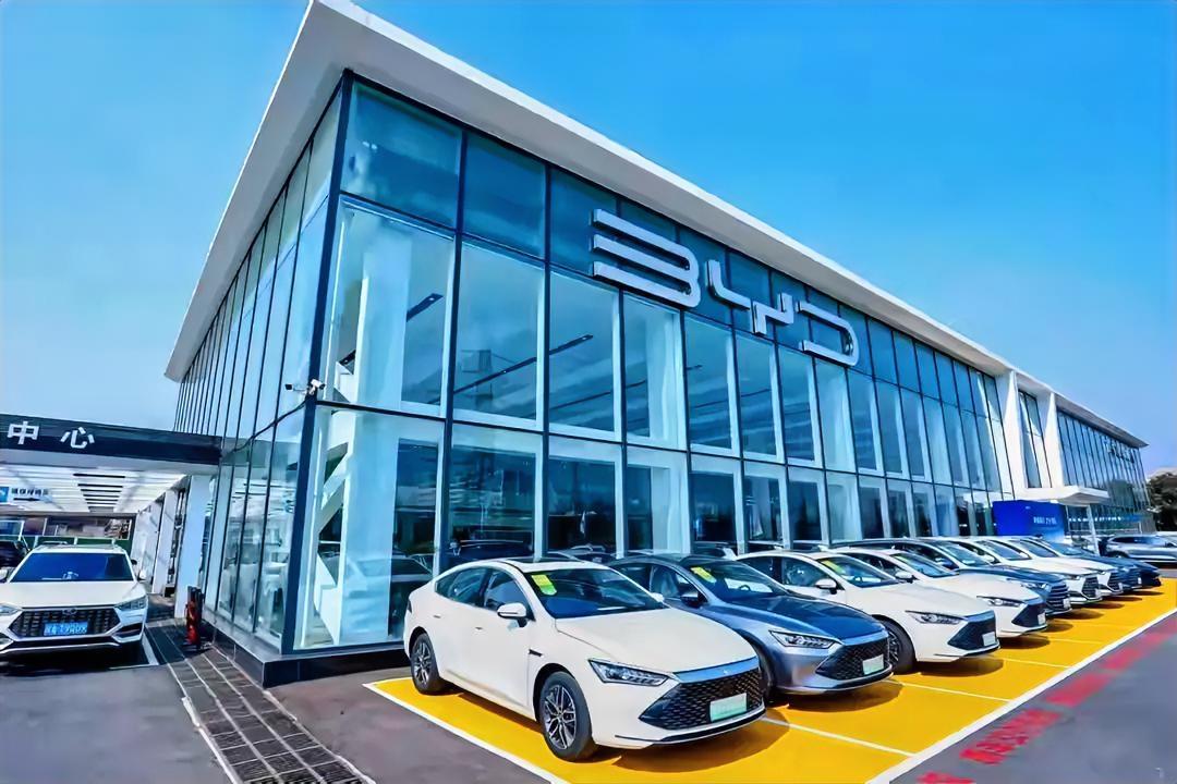 比亚迪不再忍！2026三大杀招出鞘，对手彻底慌了2025年的比亚迪，顶着全