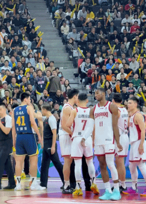 杜峰居然一边挑衅一边骂迪亚洛，有失风度和形象。山西队万万没有想到迪亚洛不光被广