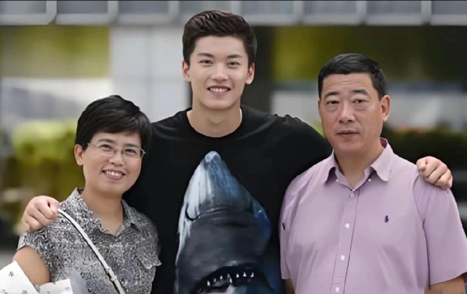 汪顺和父母一家三口，妈妈美丽大方魅力无穷，爸爸帅气十足，幸福美满的一家人！汪