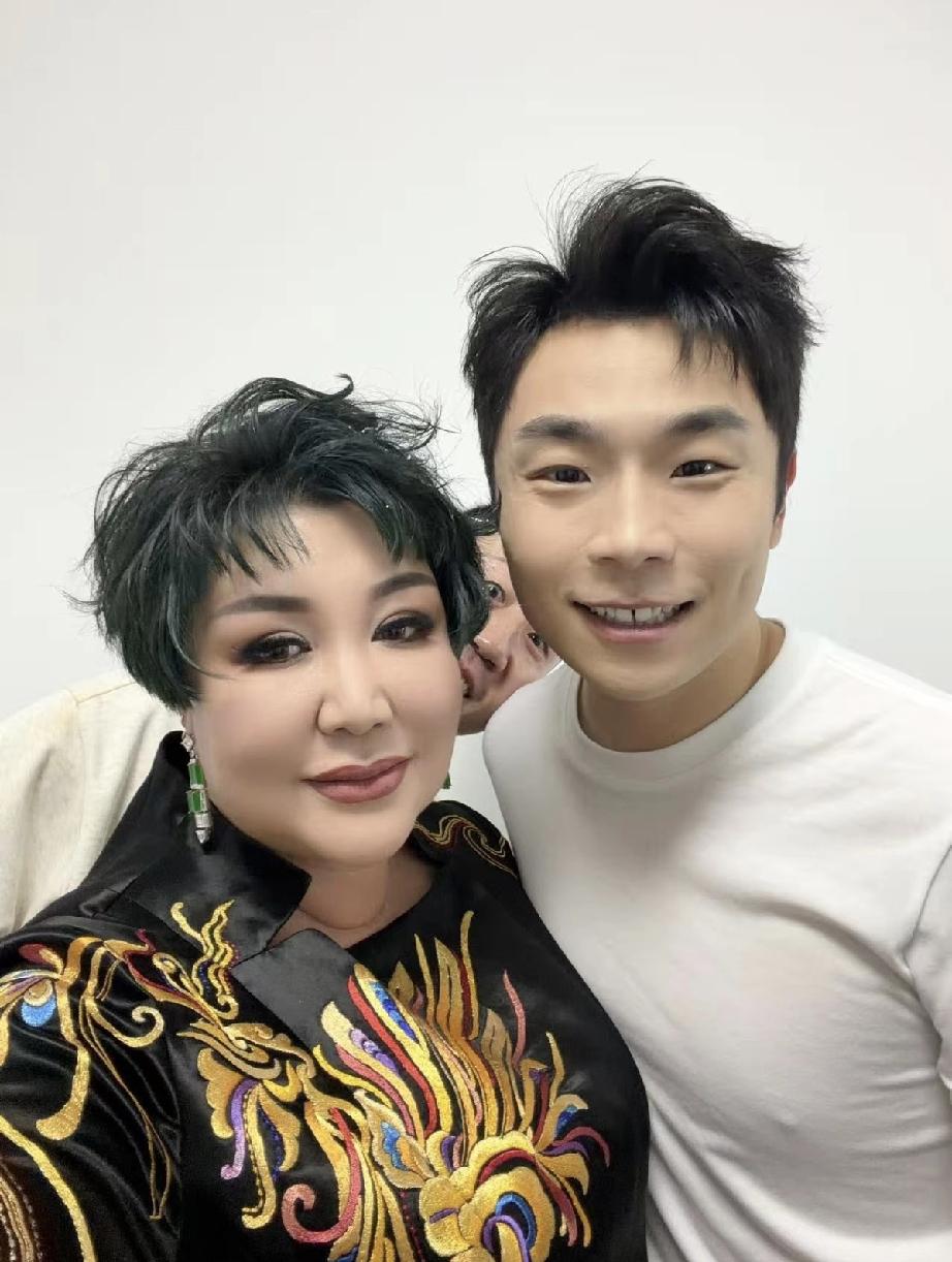 4月17日，德云社王惠过50岁生日好低调啊，没几个徒弟跟她一起，只有张九南和和杨