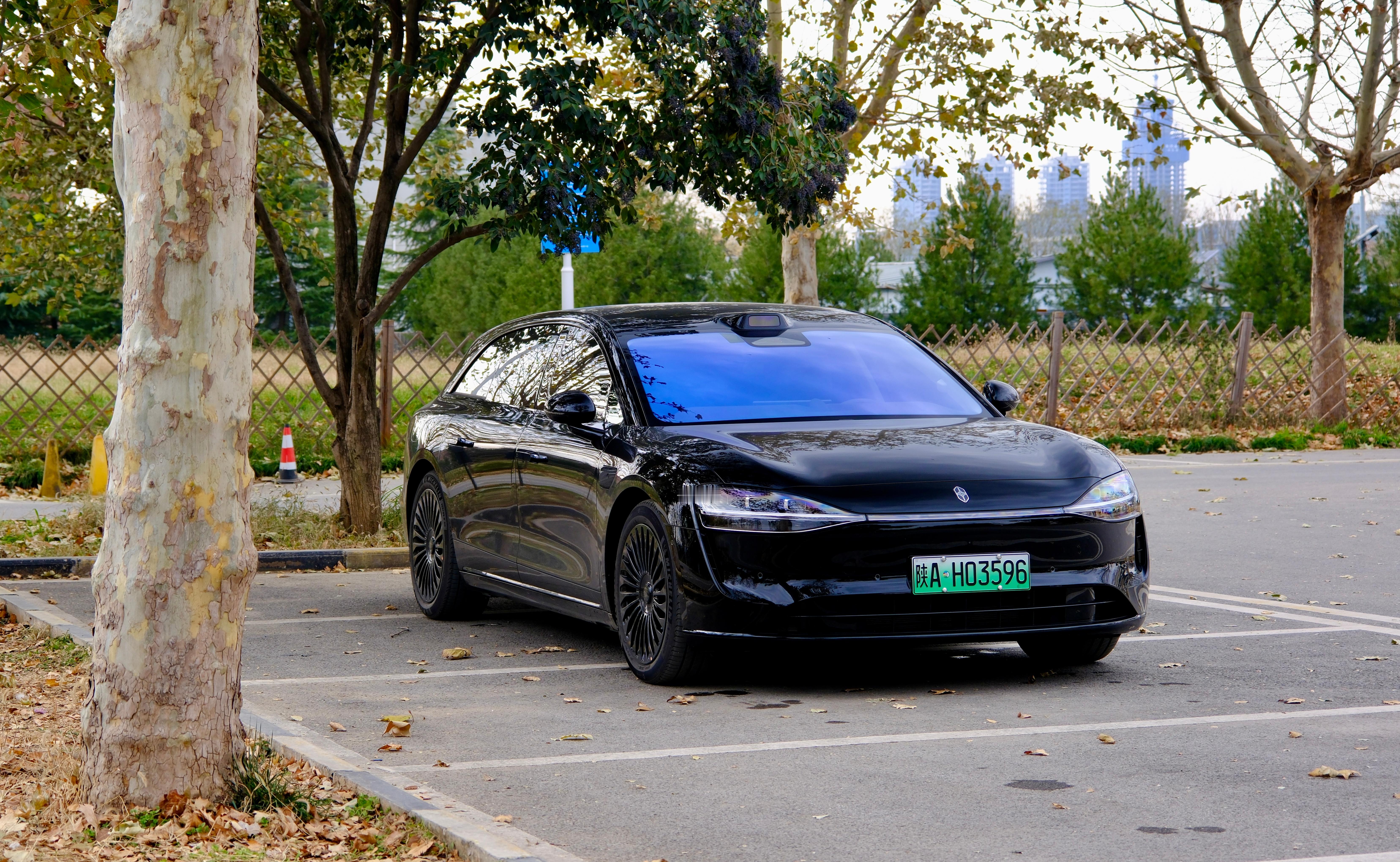 找到了一个还不错的停车场，给享界S9T拍一组图。有点可惜，阴天光线不好，车子有点