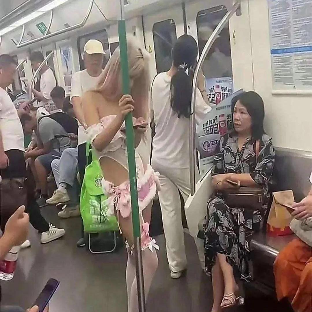 地铁里这身打扮，引来好多不同声音车厢里人来人往，一位路人看到这身穿搭很感慨