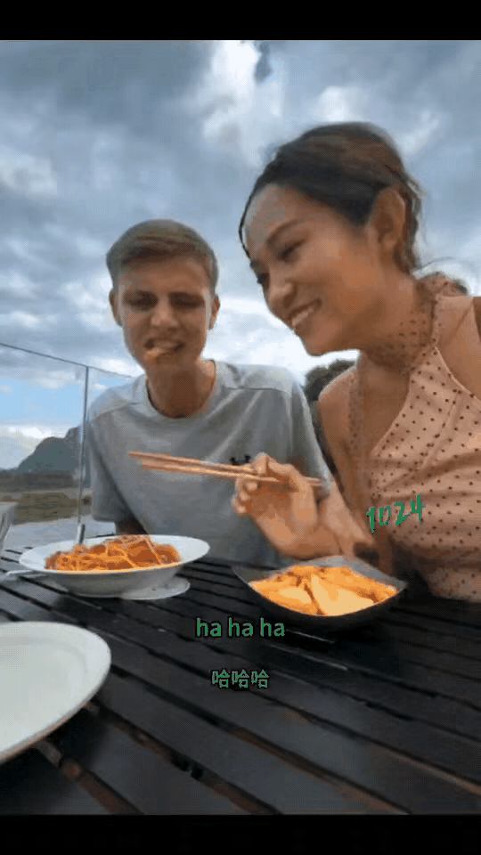 这麻辣烫女的真恶心，倒胃口。英国男嘴里吐出来的东西，她吃的津津有味。然后她再把食