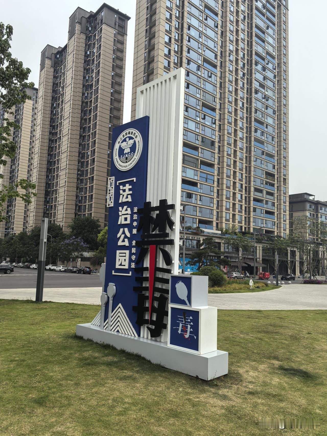 以前下乡扶贫，与村社干部打交道的时间最多，可以毫不留情的说，他们在我们面前，又热