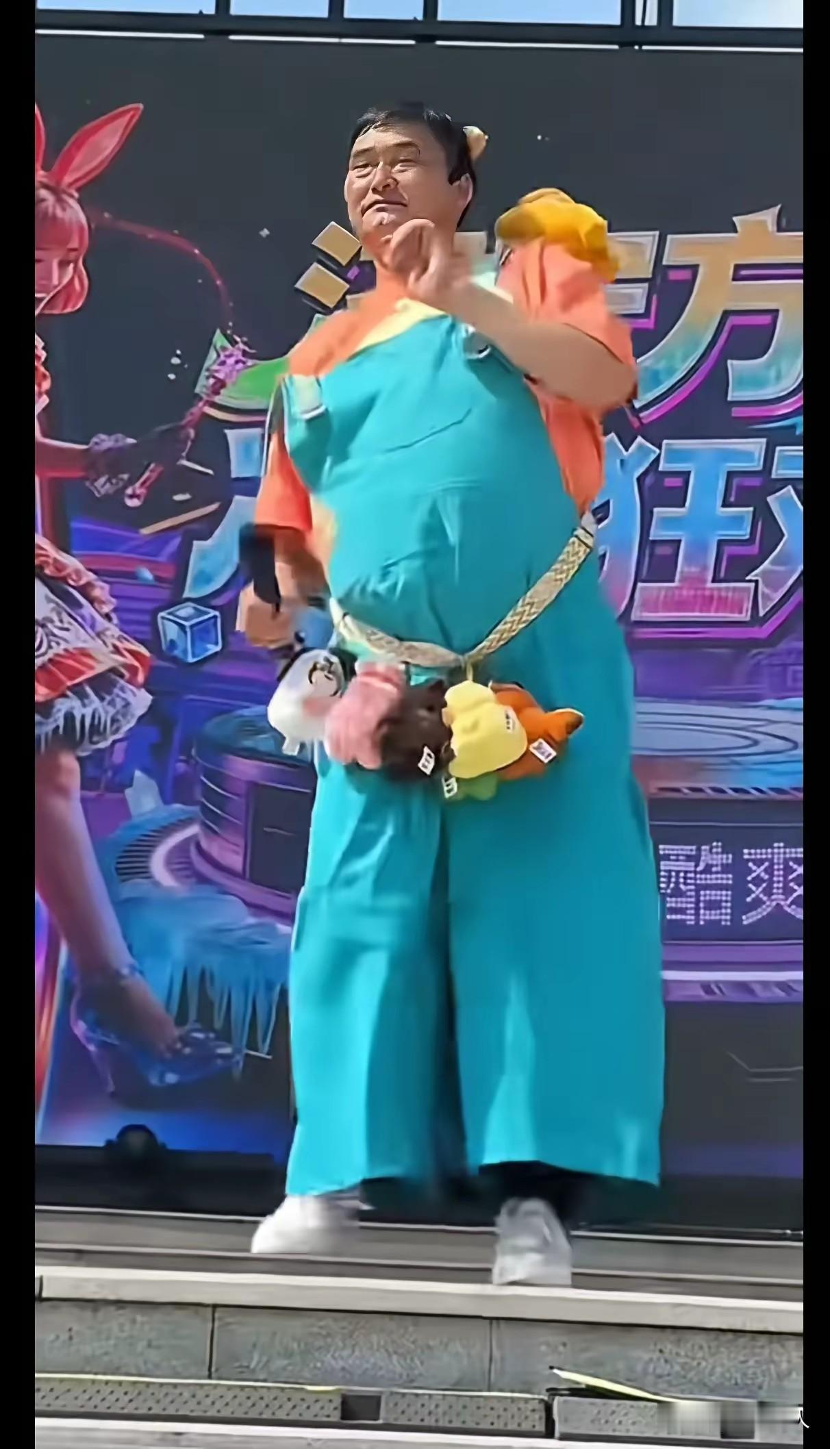 朱之文没读多少书，看这憨厚其实精得很，出道这么多年，凭着仿唱混得风生水起，平时说