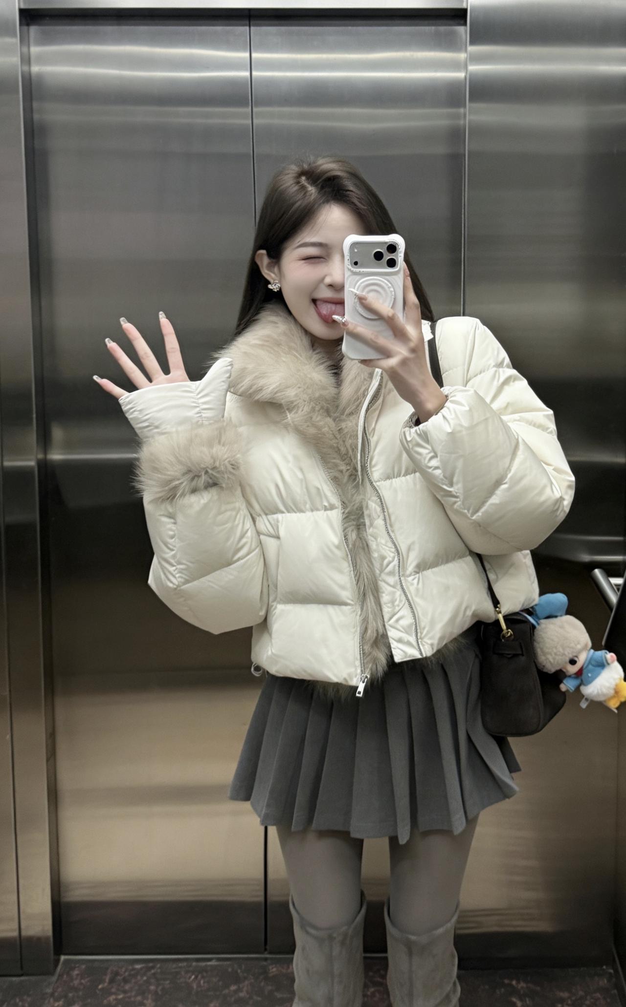 今天推荐的穿搭是甜酷风的冬日混搭，核心是“上暖下俏”的搭配逻辑：1.上衣：米