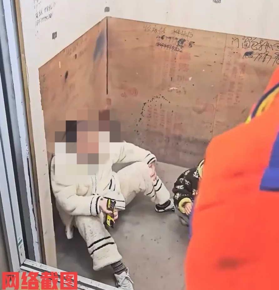 江西萍乡有孕妇在乘坐电梯时遇困。此刻消防员也是很快得到消息，赶到现场处置事件