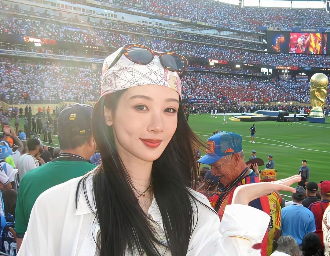 杨紫人真好，不仅带团队所有人一起看世界杯，而且面对想要合影的路人粉，也...