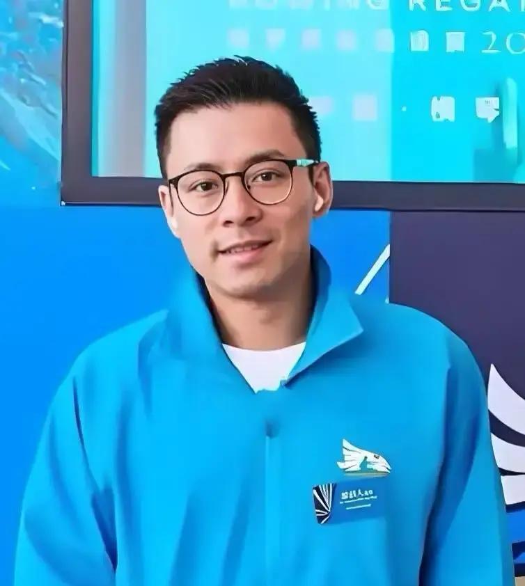 单身38年，霍家老二不急霍启山，38岁，霍英东集团副总裁，单身。哥哥弟弟都