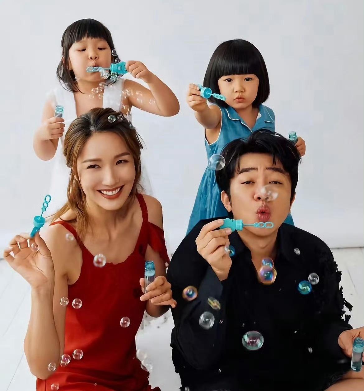 王祖蓝俩女儿颜值大女儿Gabby：酷似王祖蓝，古灵精怪，特征鲜明小女儿Hay