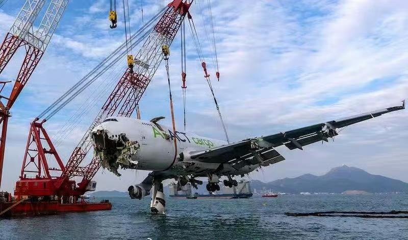 在香港机场掉入海里面的飞机被打捞了起来！请的打捞部门是非常知名的广州打捞局，他