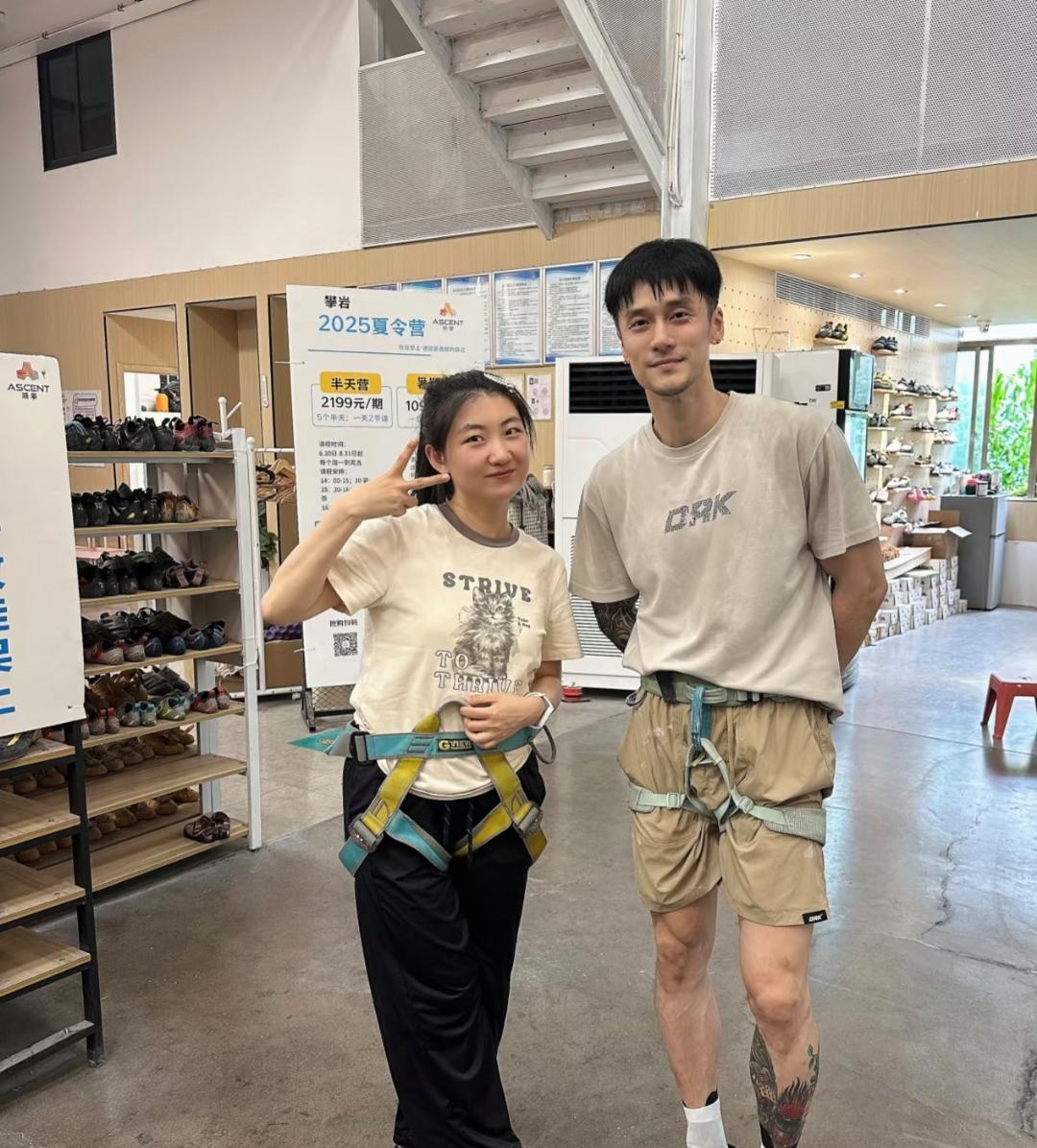 蒋劲夫在浙江攀岩馆被偶遇，他退圈之后，面容看起来好沧桑，有一种被掏空的感觉。