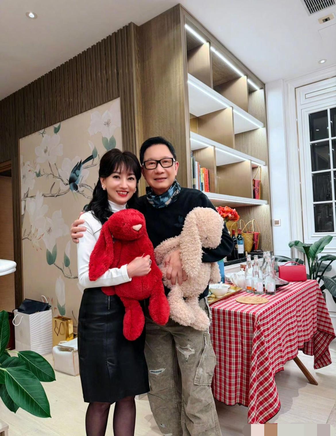 72岁赵雅芝同框80岁丈夫，保养堪称奇迹亲友聚会合照流出，赵雅芝与丈夫黄锦燊亲
