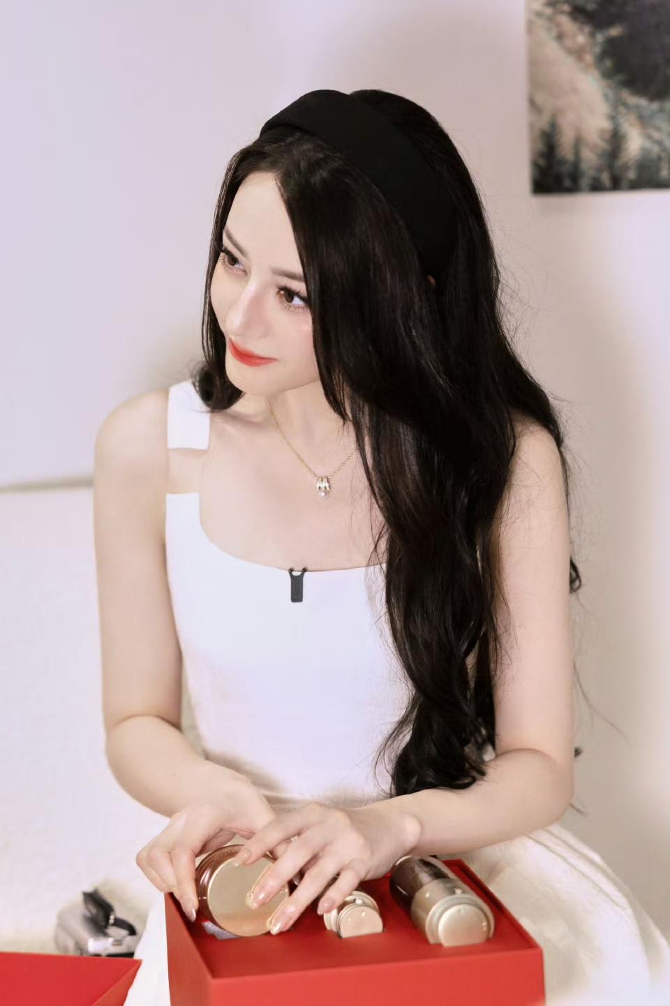 是明媚十足的迪丽热巴