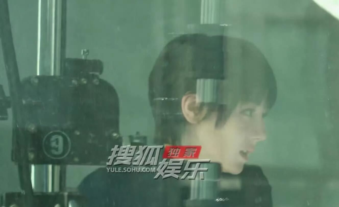 狗仔拍的迪丽热巴如此模糊的像素下的建模脸