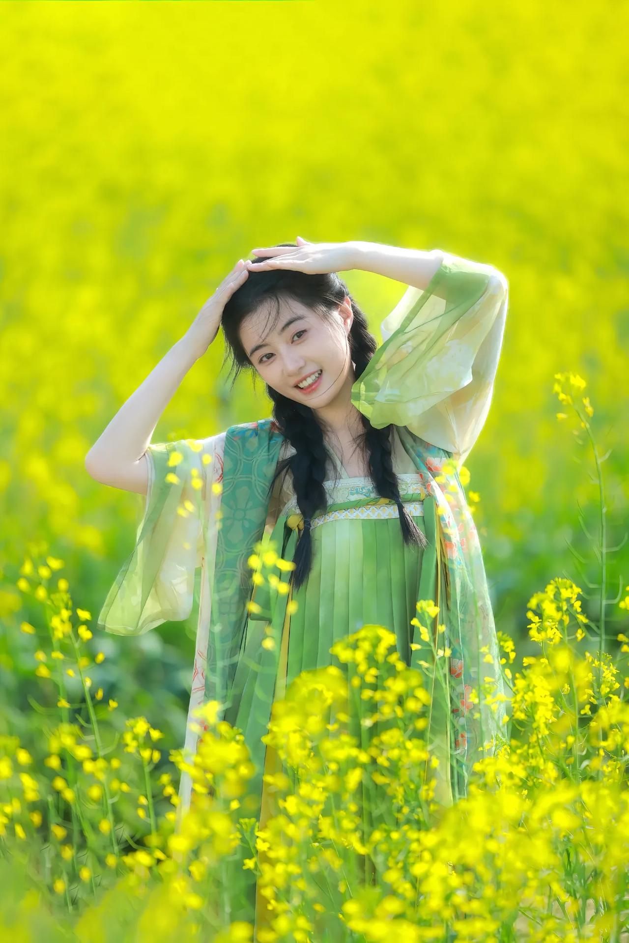 春日花海中的少女，笑靥如花，轻盈飘逸。