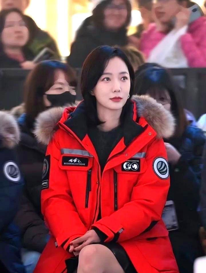 肉色丝袜，这个被年轻人打入冷宫的单品，竟然被王珞丹穿出了高级感。你看她那套造型