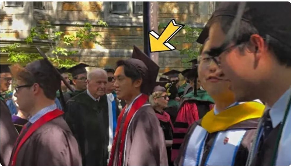 张艺谋儿子耶鲁大学毕业，他穿黑衣参加典礼很低调，张壹丁超帅气