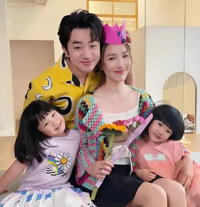 王祖蓝一家四口合照。他娶了李亚男这么漂亮的老婆，可两个女儿的长相还是随了他。李亚