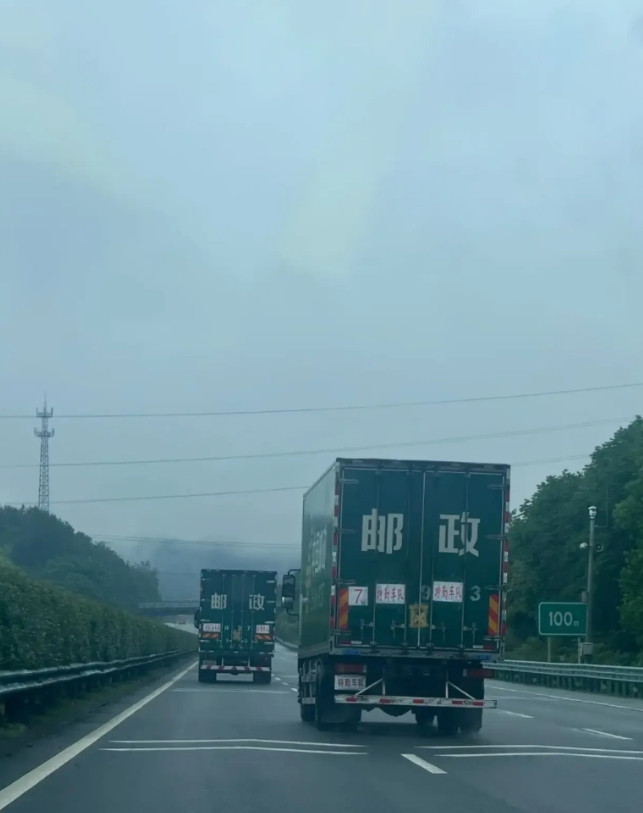 今天才知道，高考试卷是由北京运往全国各地的，长见识了。高考试卷从北京启程发往全国