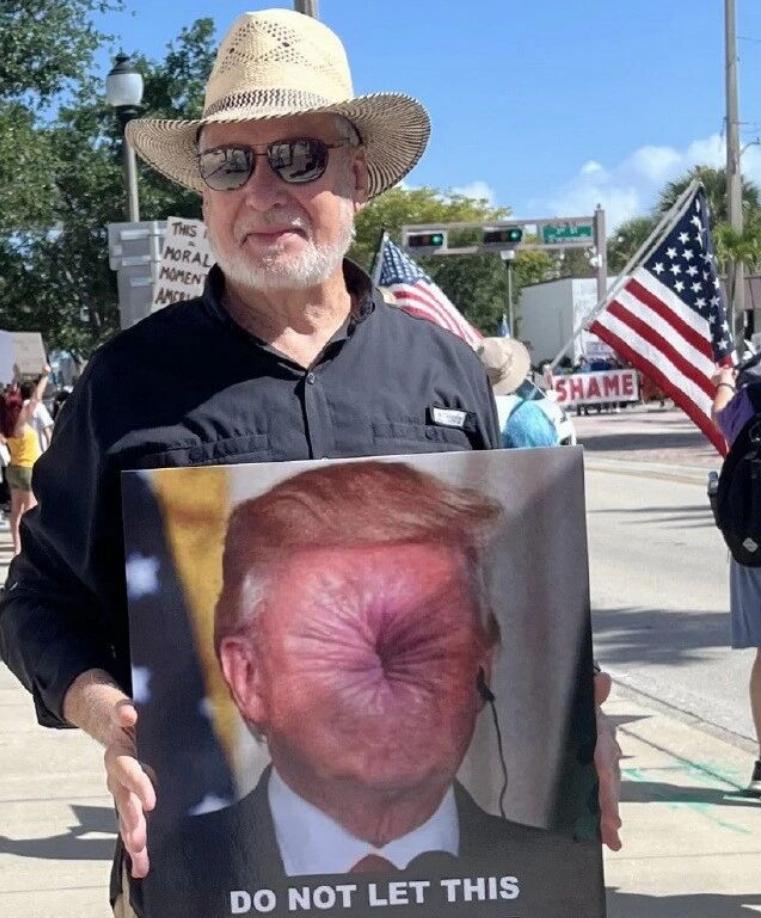 时隔一年，从特朗普嘴里再次蹦出“亲我屁股”“kissingmyass”这样