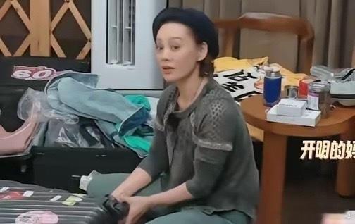 宁静对刘嘉玲坦白：我儿子23岁，我从不过问他换工作。她儿子雷纳，上戏导演系毕业，