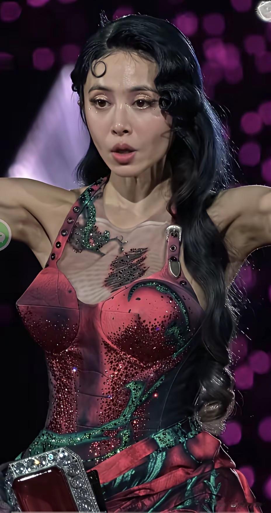蔡依林这个人，按道理说，岁数也不小了，芳华不在，老气横秋，歌声也很一般，就是舞台