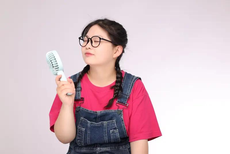 女生的理想身材是微胖吗？我觉得还挺有道理。从生理上，微胖女生视觉上丰满柔和，肤肌