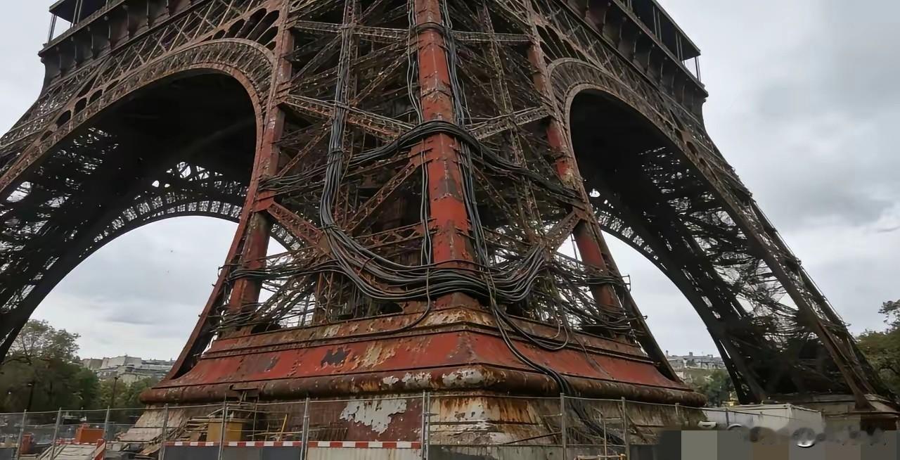 看得我触目惊心，真的是锈气斑斑，这难道是大多数人心里念念想想的巴黎埃菲尔铁塔吗？