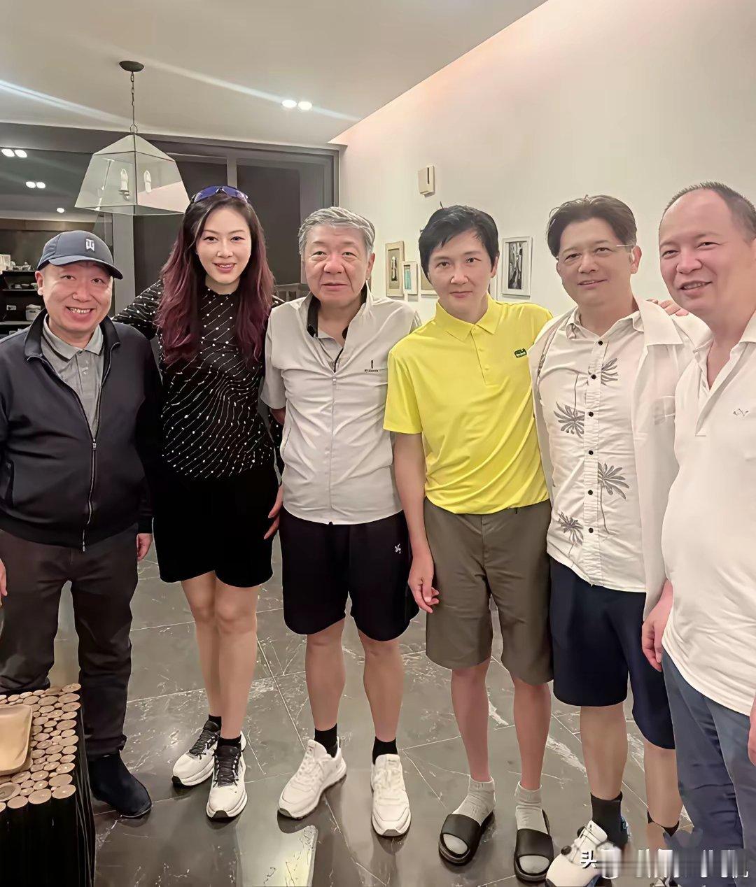 穿黄衣服的孙楠在朋友中显得那么特别，特别之处在于，他已经瘦成了半道闪电，瘦得不敢