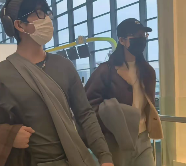 井柏然刘雯牵手亮相上海机场二人十指紧扣看起来甜美又恩爱！镜头下的井柏然身穿黑