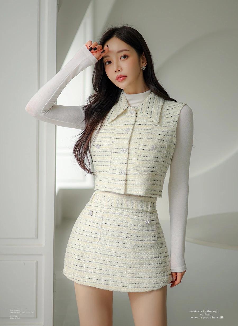 孙允珠-穿着时尚的条纹连衣裙，优雅地摆姿势。分享今日暖心的话＃每日穿搭