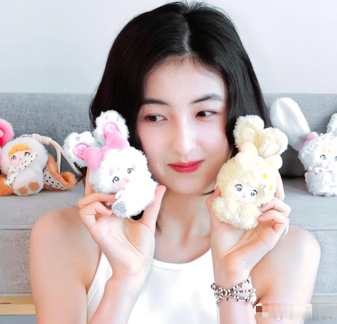 1、咱就说张子枫最近可有点“水逆”啦,连着好几部电影上映,票房都不咋理想,被不少